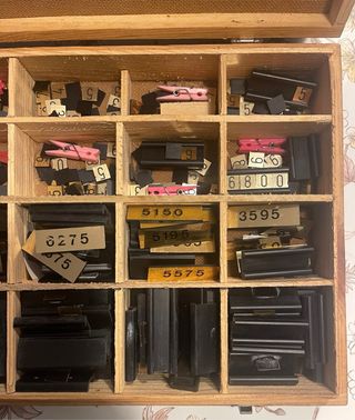 CAJA CON PRECIOS Y ETIQUETAS PARA COMERCIO
