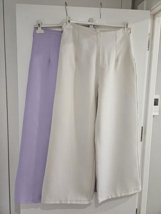 Lote de pantalones y faldas en varios colores.
