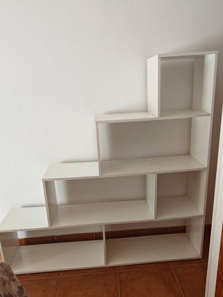 Estantería blanca escalera