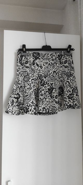 Falda corta vuelo blanca y negra