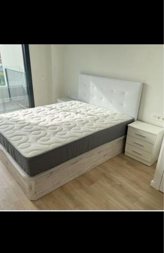 Cama blanca con cabecero y colchon