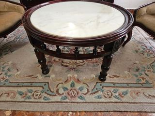 Sillas y mesita estilo clásico