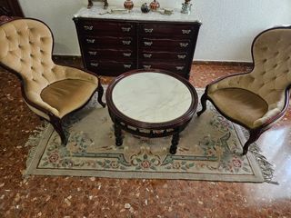 Sillas y mesita estilo clásico