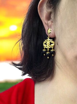 Pendientes dorados con piedras negras
