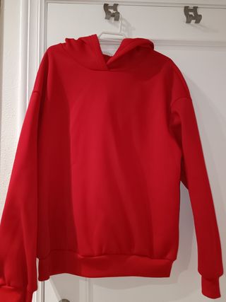Sudadera roja con capucha