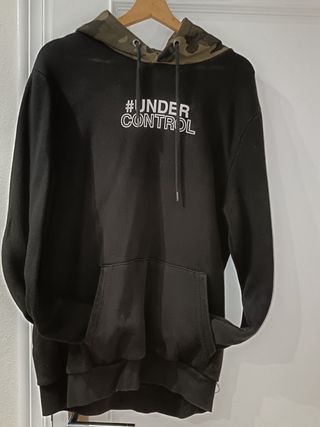 Sudadera negra con capucha camuflaje