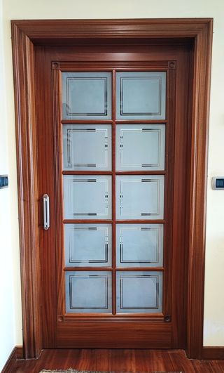 Puertas de madera maciza y cristal