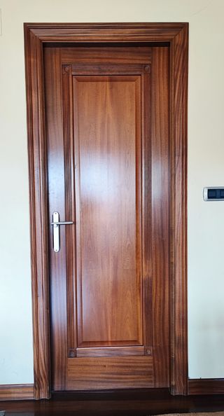 Puertas de madera maciza y cristal
