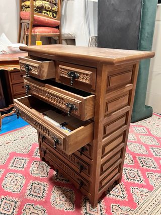 Cómoda italiana de madera tallada