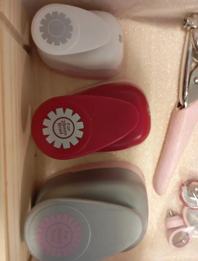 Kit MANUALIDADES
Cobertura, Perforadoras y Pines &