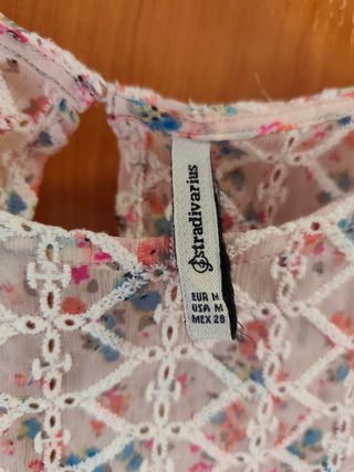 Top Stradivarius Bordado Rosa - Talla M