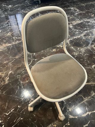 Silla oficina gris y blanca