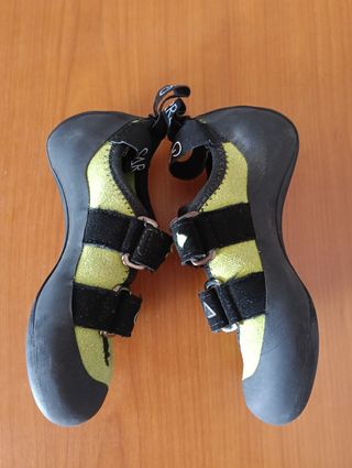 Piés de gato niño. Talla 28. Marca Garra