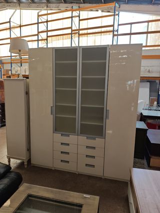 Armario ropero beige con puertas de cristal