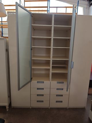 Armario ropero beige con puertas de cristal