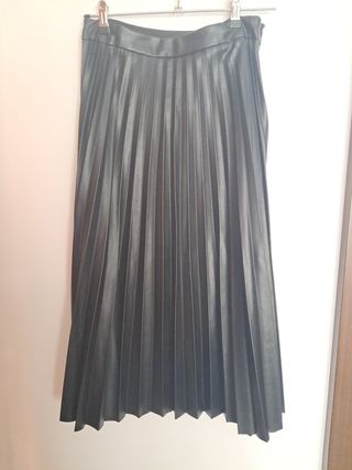 Falda plisada polipiel negra Primark - Talla 38