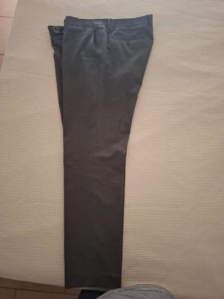 Pantalon de vestir y camisa gris, conjunto 