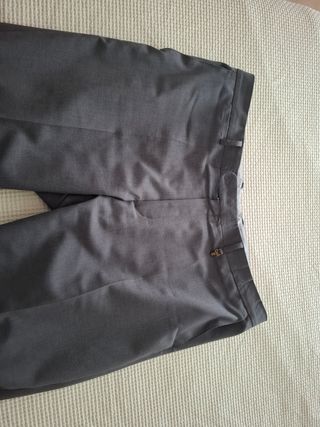 Pantalon de vestir y camisa gris, conjunto 