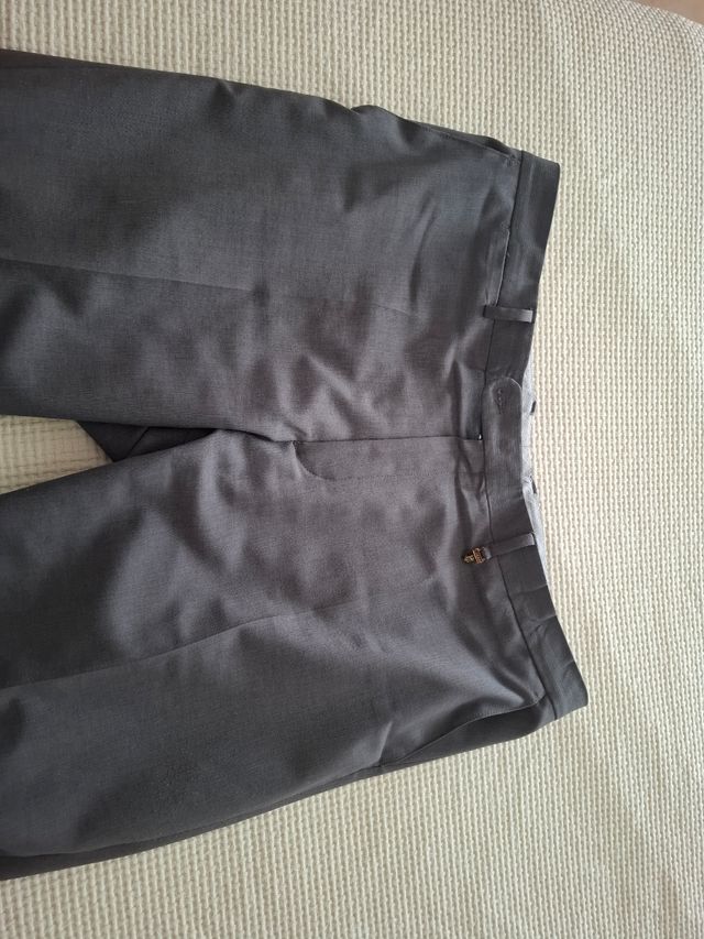 Pantalon de vestir y camisa gris, conjunto