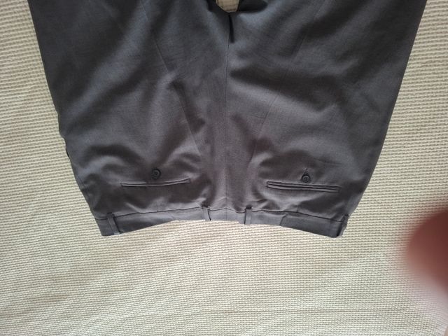 Pantalon de vestir y camisa gris, conjunto