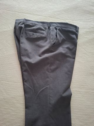 Pantalon de vestir y camisa gris, conjunto 