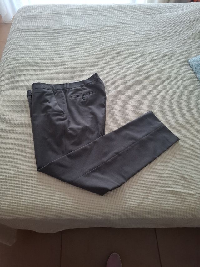 Pantalon de vestir y camisa gris, conjunto