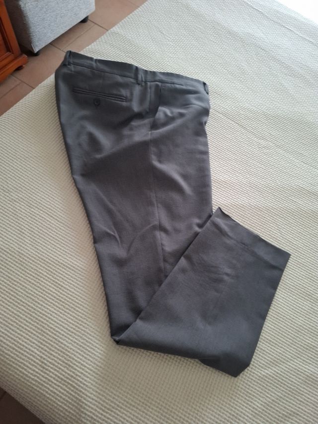 Pantalon de vestir y camisa gris, conjunto