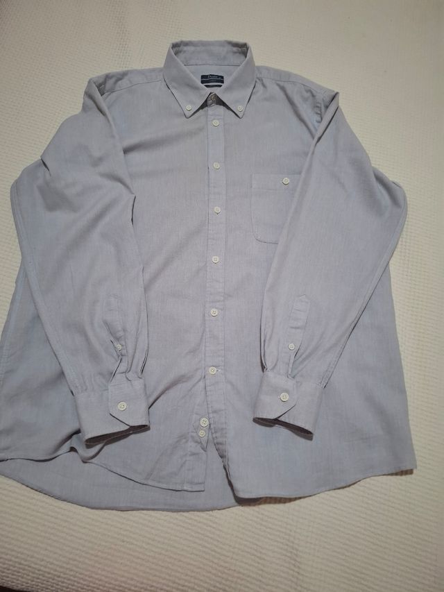 Pantalon de vestir y camisa gris, conjunto