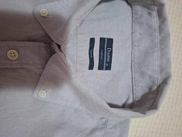 Pantalon de vestir y camisa gris, conjunto