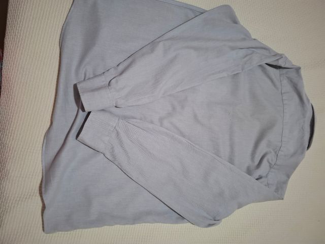 Pantalon de vestir y camisa gris, conjunto