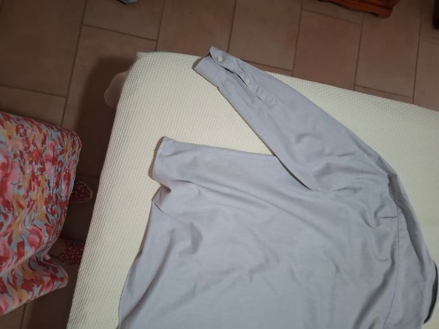 Pantalon de vestir y camisa gris, conjunto