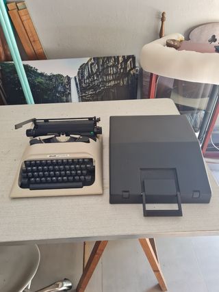 MAQUINA DE ESCRIBIR OLIVETTI