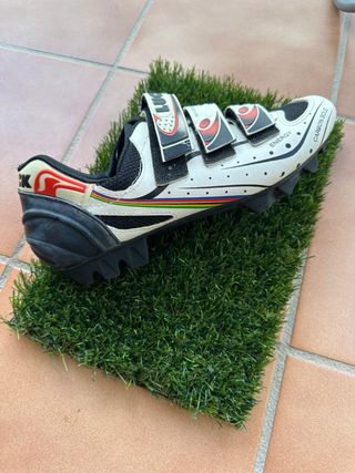 Zapatillas ciclismo LUCK rojas y blancas