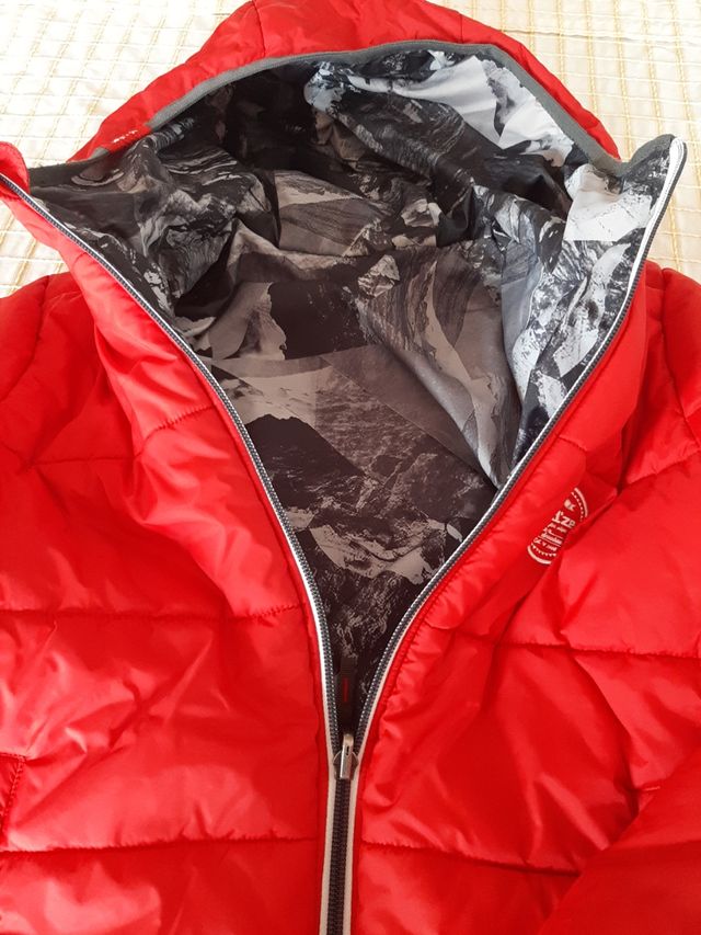 Abrigo impermeable talla 10-12. 