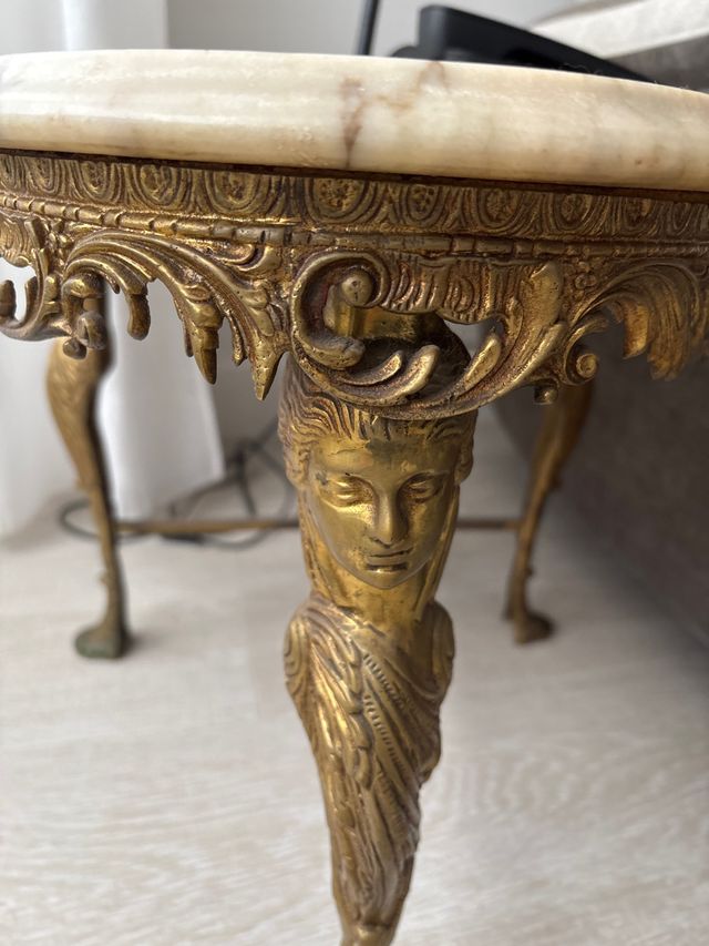 Mesasita centro mármol-bronce.