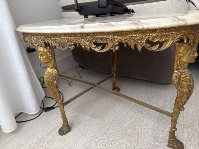 Mesasita centro mármol-bronce.