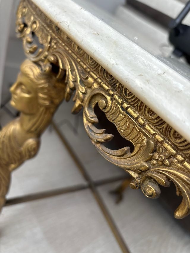 Mesasita centro mármol-bronce.