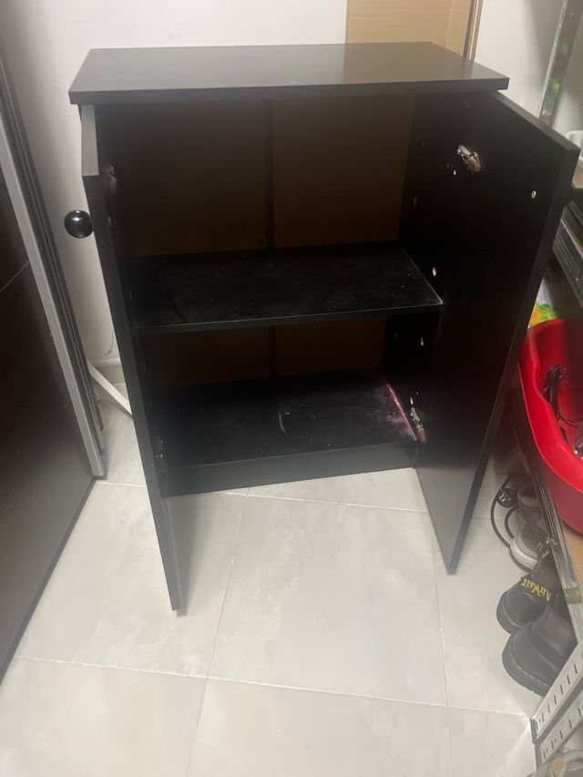 Mueble negro de madera