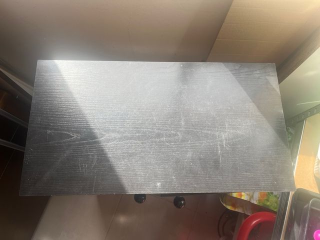 Mueble negro de madera