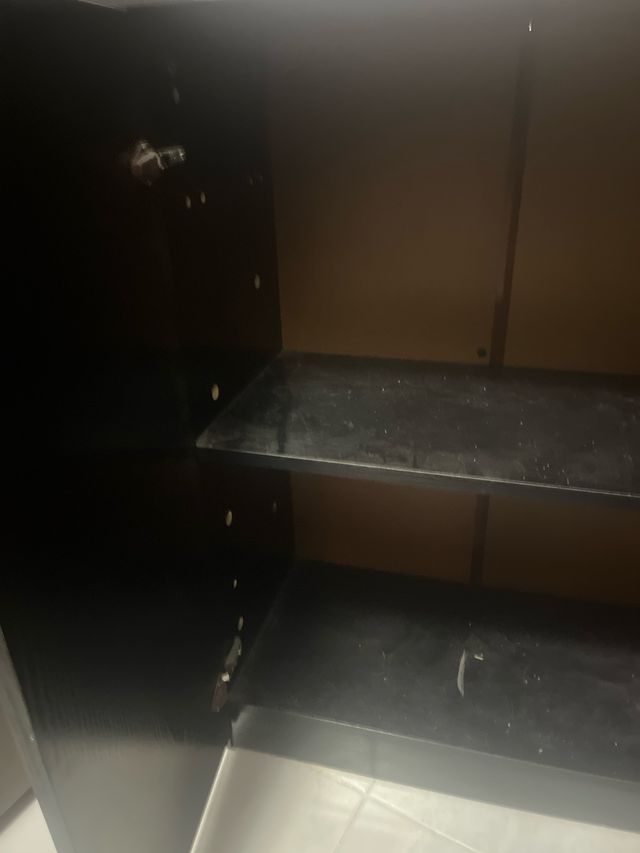 Mueble negro de madera