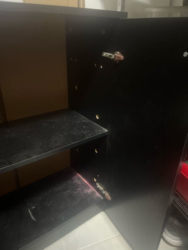 Mueble negro de madera