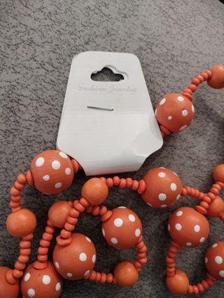 Collar madera naranja lunares blancos