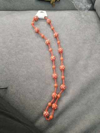 Collar madera naranja lunares blancos