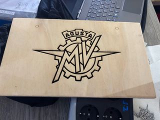 Quadro con logo mv agusta inciso al laser