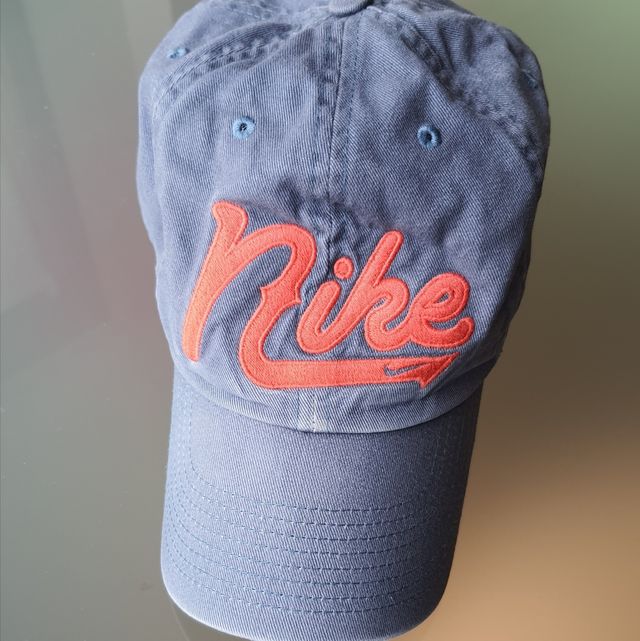 Gorra Nike logo fundacional.
