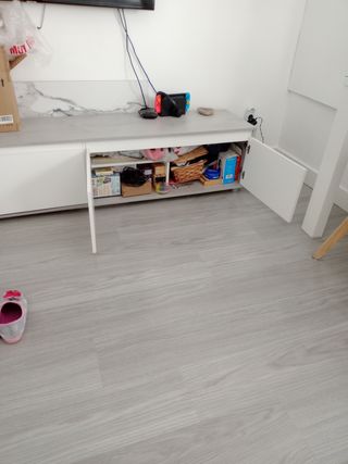 Mueble TV salón blanco y gris