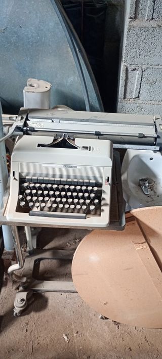 Máquina escribir Olivetti antigua