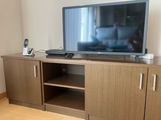 Mueble TV y mesa modernos