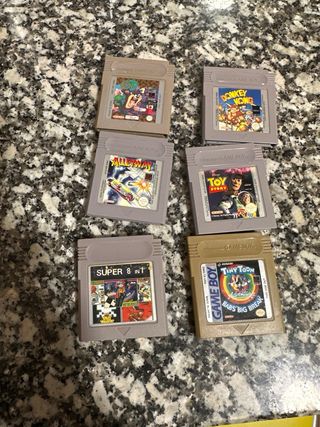 Game Boy transparente con juegos