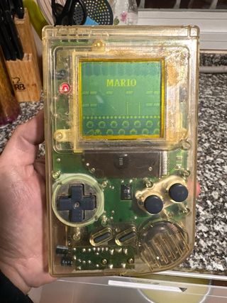 Game Boy transparente con juegos